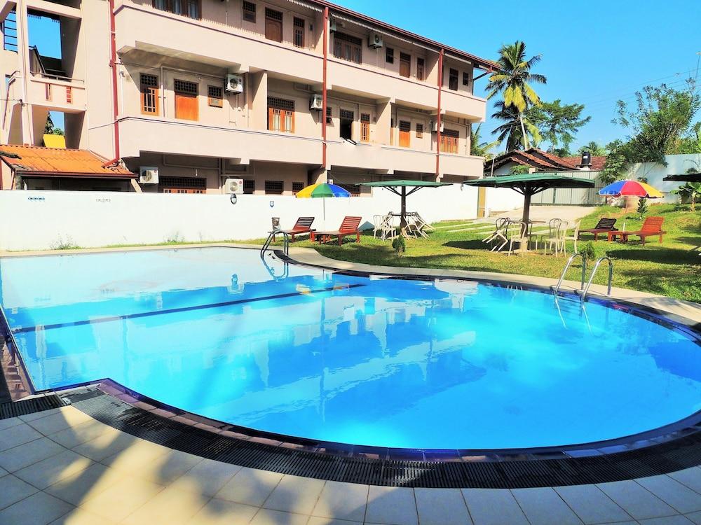 Airport Green View Resort Andiambalama Exteriör bild