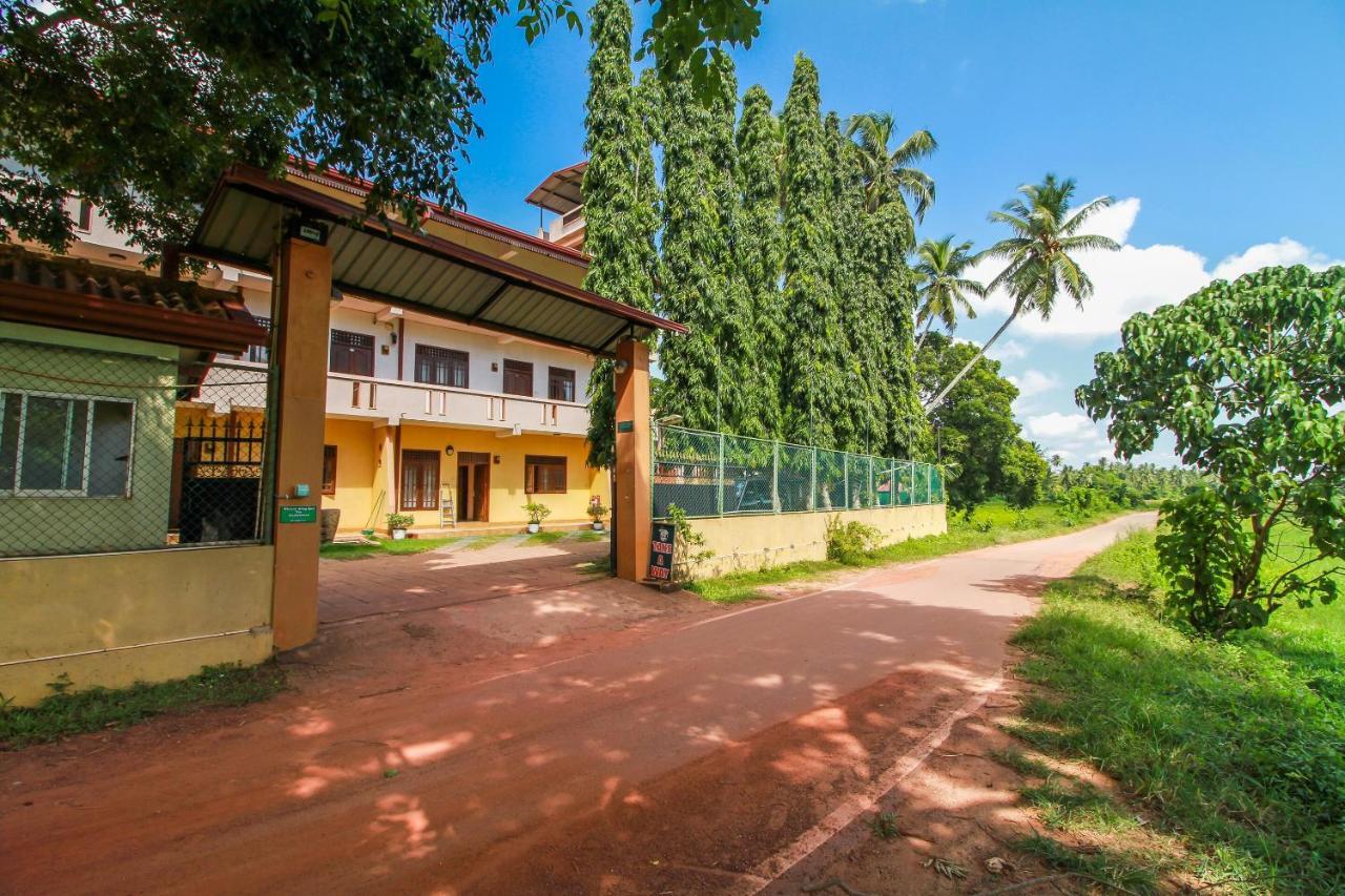 Airport Green View Resort Andiambalama Exteriör bild